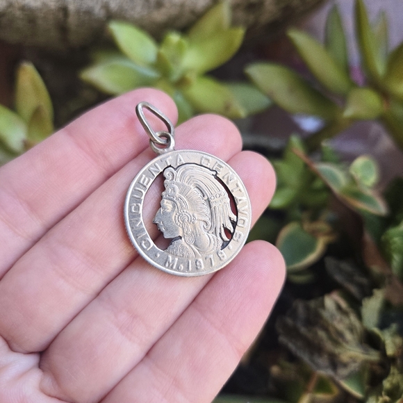 *RARE* Handcut Vintage Silver Native Aztec Cuauhtémoc 1979 Mexican Coin Pendant